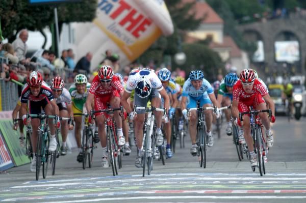 Cunego started well in 2004, winning stage two.