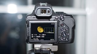 Nikon P1000 rear screen displaying preview of moon image with histogram