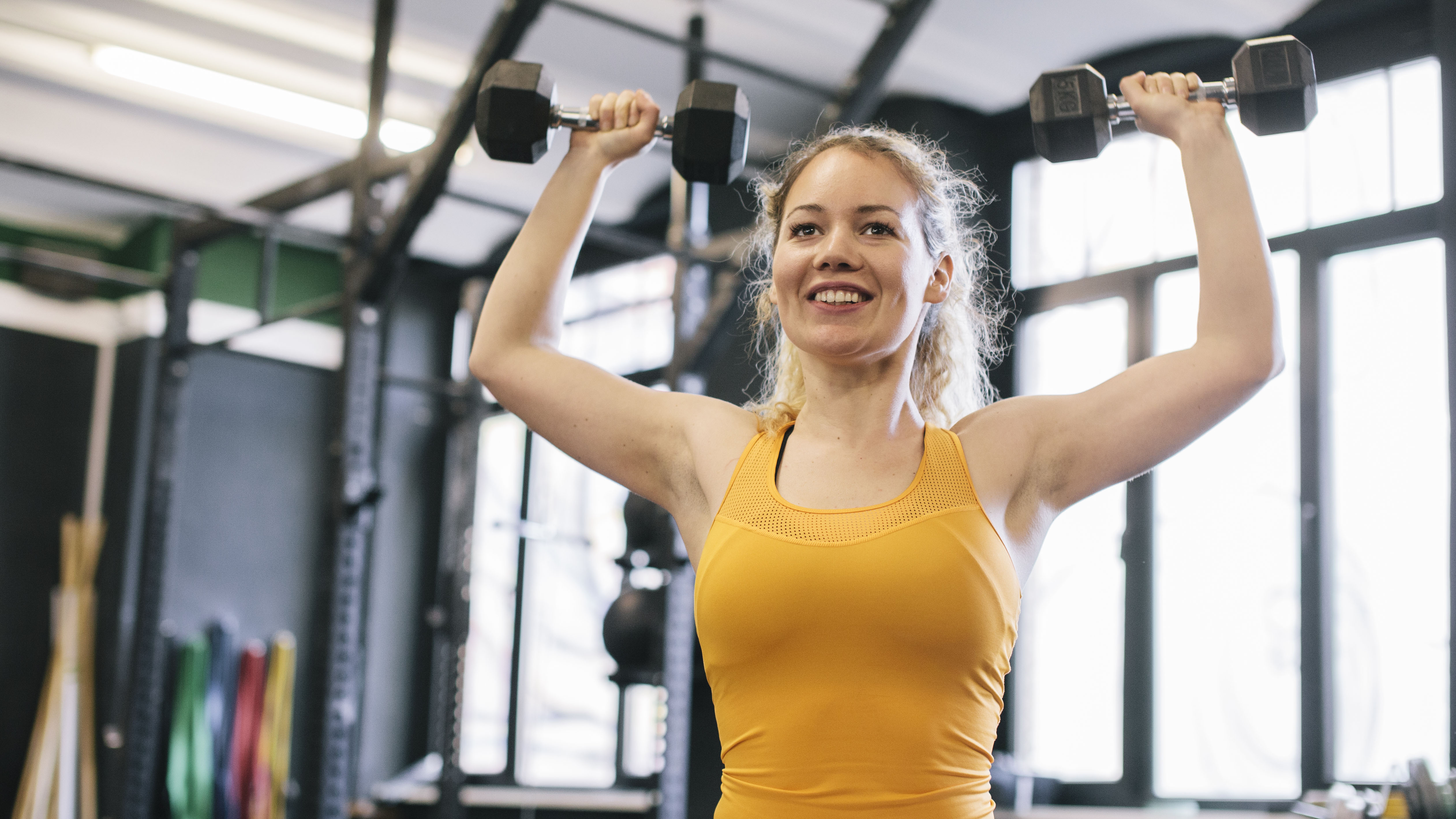 Femme soulevant des poids dans la salle de gym