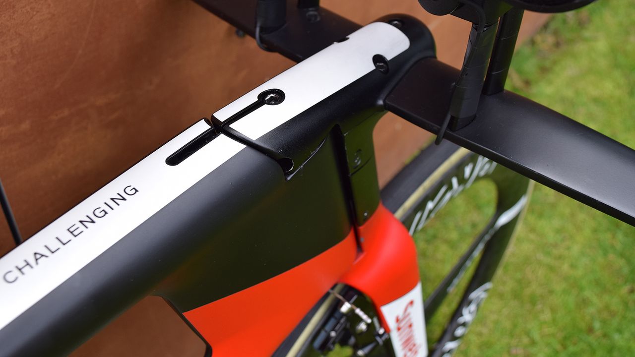 The fork is integrated with the stem to further improve aerodynamics at the front end