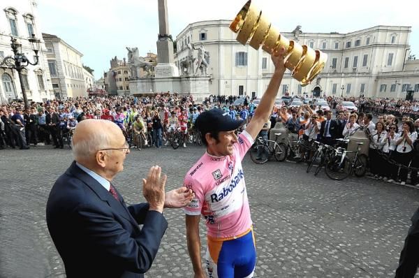 Italian president Giorgio Napolitano applauds 2009 Giro d'Italia champion Denis Menchov.