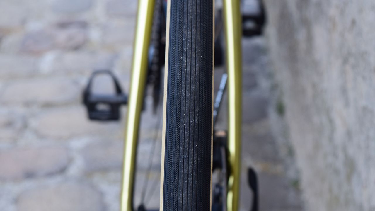 A closer look at the file tread pattern on the Vittoria tyres