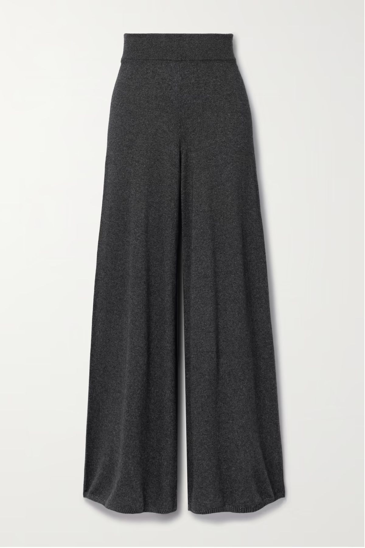 Sofia Richie’s Quiet Luxury Sweater Set Epitomizes Cozy-Chic Sofia Richie’s Quiet Luxury Sweater Set Epitomizes Cozy-Chic