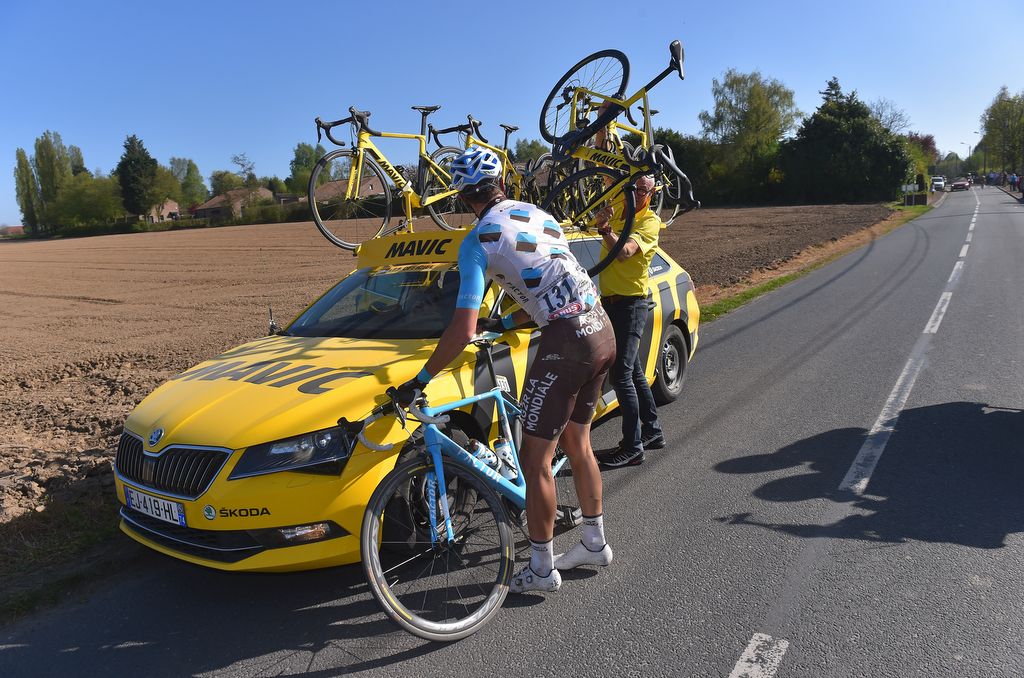 Oliver Naesen (AG2R) gets a neutral services bike from Mavic