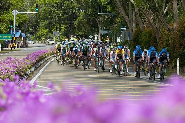 The peloton make their way towards Parit Sulong on stage three.