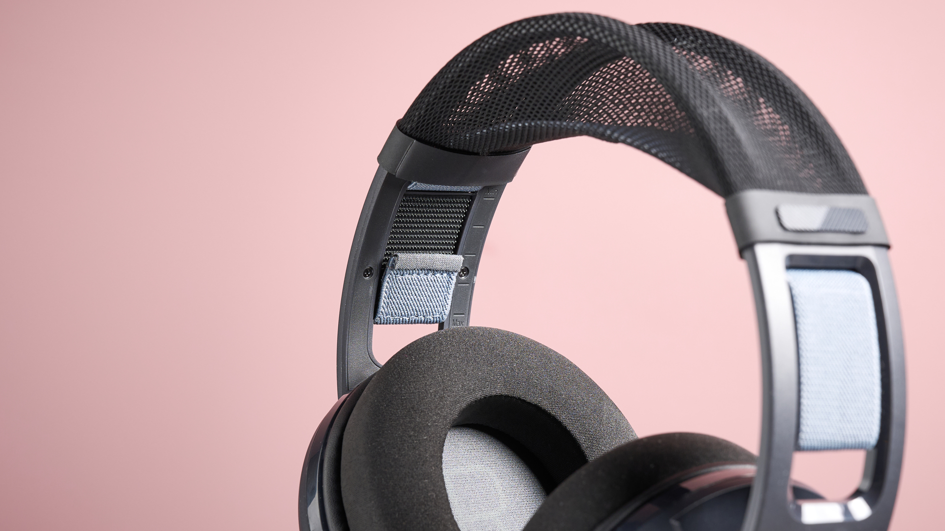 A closeup of the Turtle Beach Atlas 200&#039;s floating headband and adjustment mechanism.