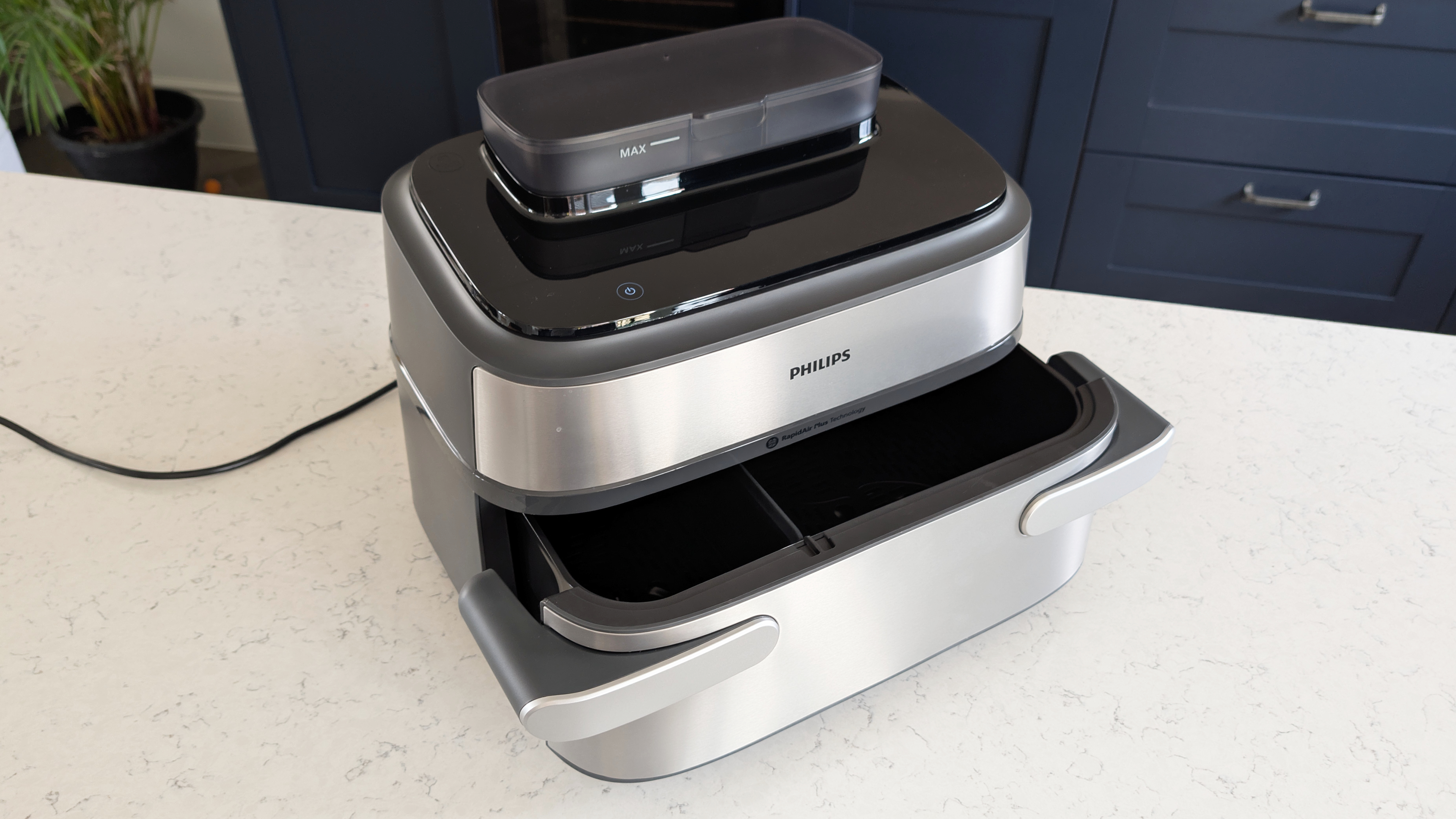 Philips 5000 Series Megabasket con Steam Air Fryer en la encimá