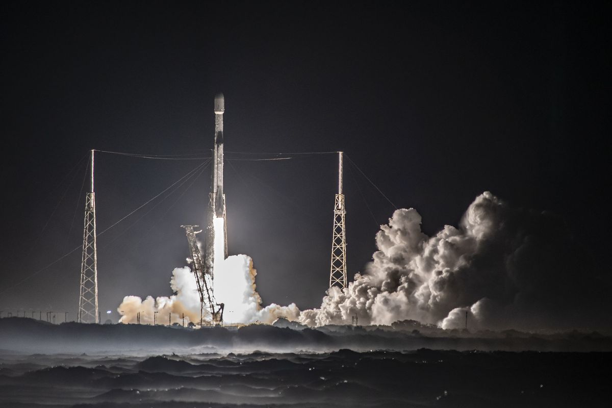 شاهد صاروخ SpaceX يطلق 2 من أقمار الاتصالات في المدار اليوم (16 ديسمبر)