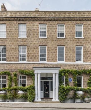 Virginia Woolf's house: Exterior of Virginia Woolf’s Richmond home featuring blue London plaque