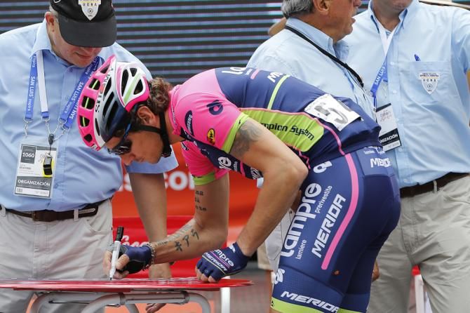 Filippo Pozzato sings in before the stage.