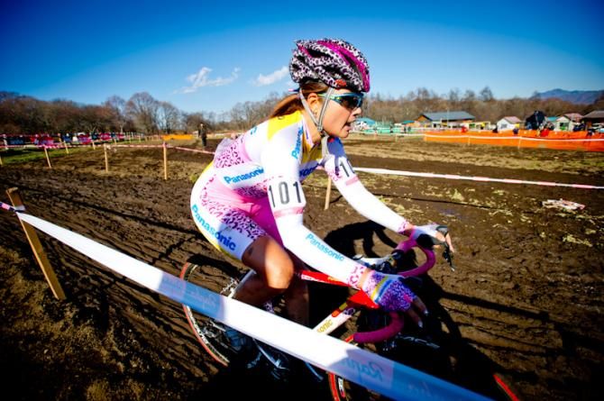 Ayako Toyooka (Panasonin Ladies) solos at a muddy section