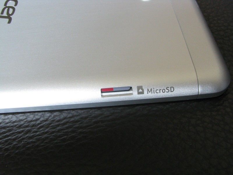 MicroSD slot. Important, this is.