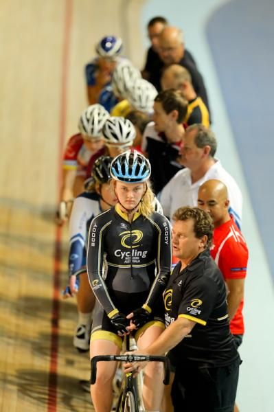 The U19 women line up for the scratch race.