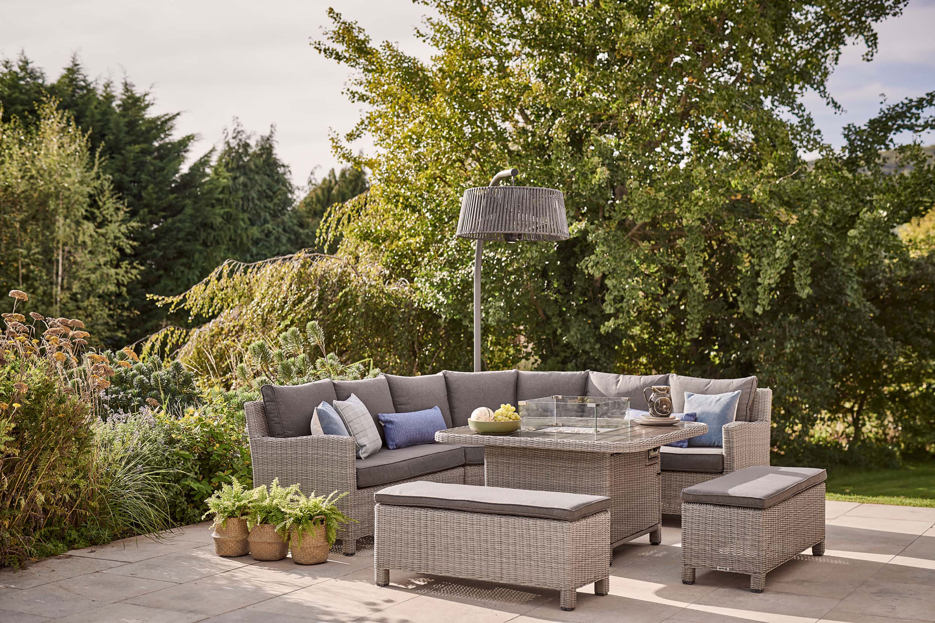 tips for choosing outdoor furniture: outdoor sofa and table from kettler on patio