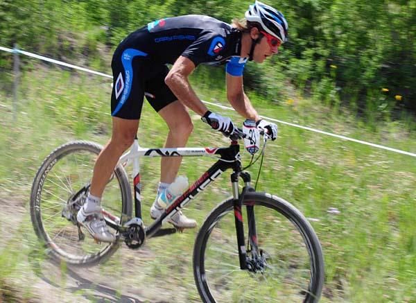 Jeremy Horgan-Kobelski (Gary Fisher/Subaru) descends a steep pitch.