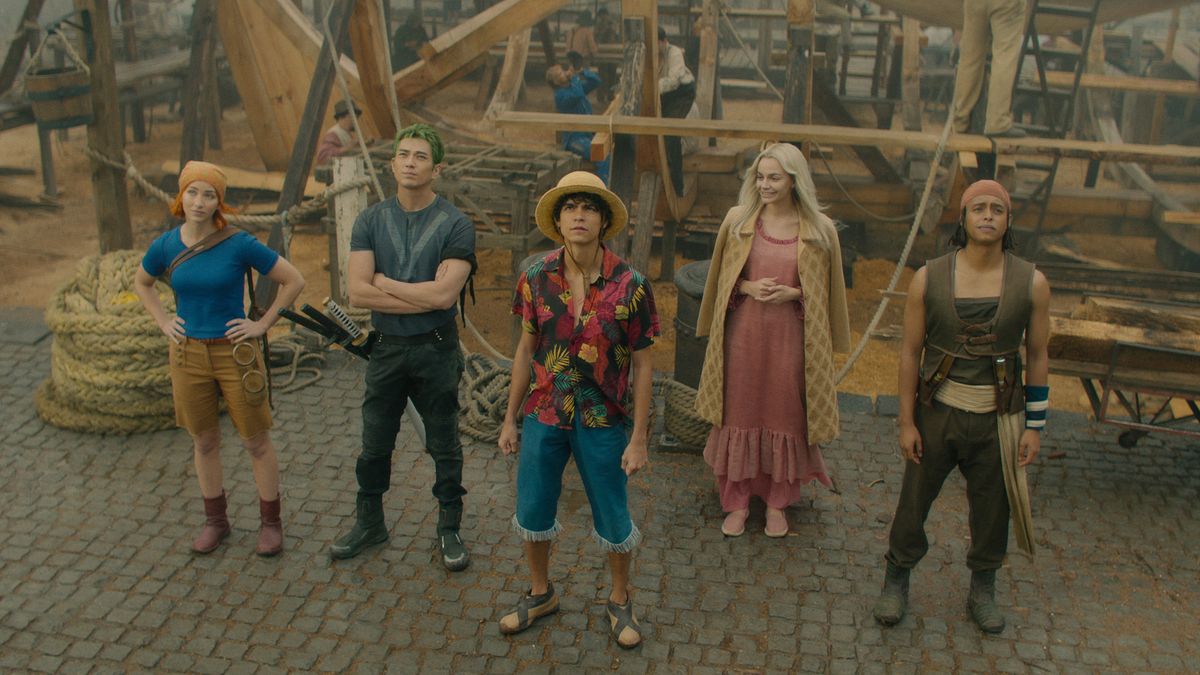 Luffy and his crew look up at something off-camera in Netflix&#039;s One Piece TV show