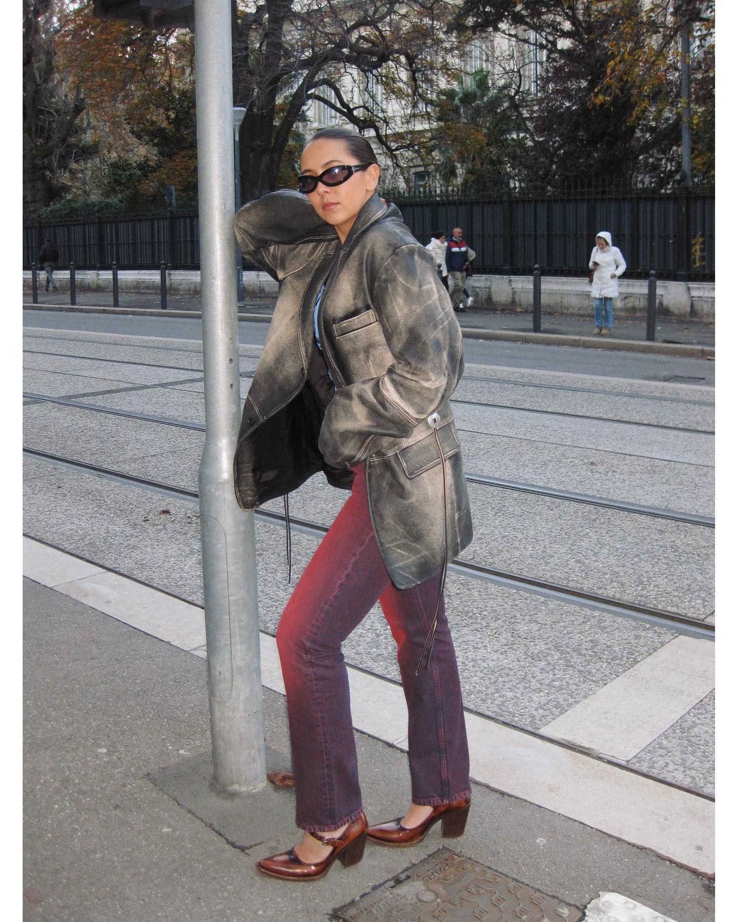 @hannamw wearing a distressed leather jacket with colored jeans and Mary-Jane heels.