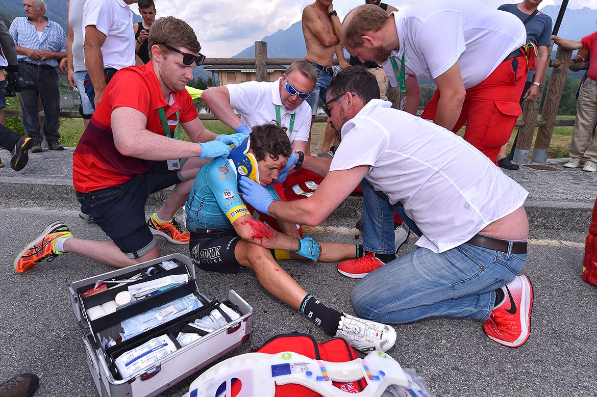 Miguel Angel Lopez (Astana) was injured in a crash