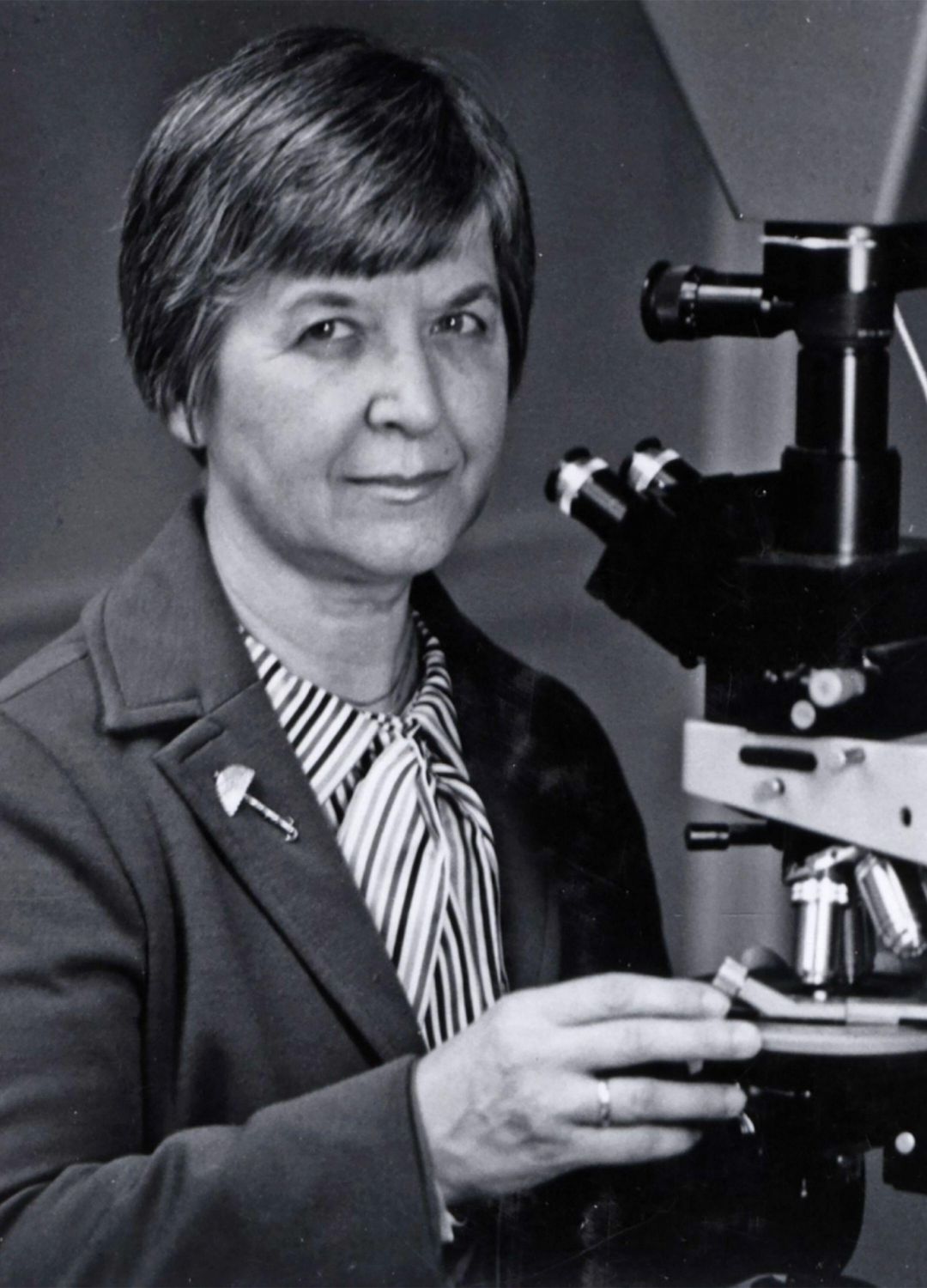 Stephanie Kwolek with a microscope