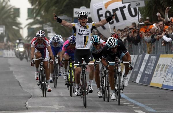 Matt Goss (HTC - Highroad) celebrates his victory in Milan-San Remo.