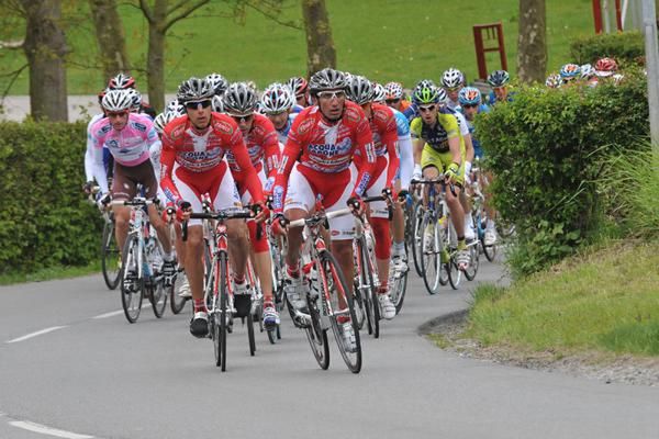 Acqua e Sapone leads up the third climb.