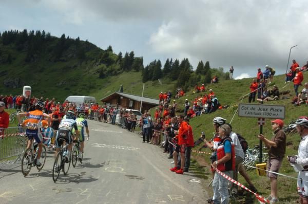 Riders struggle up the slopes of the Joux Plane