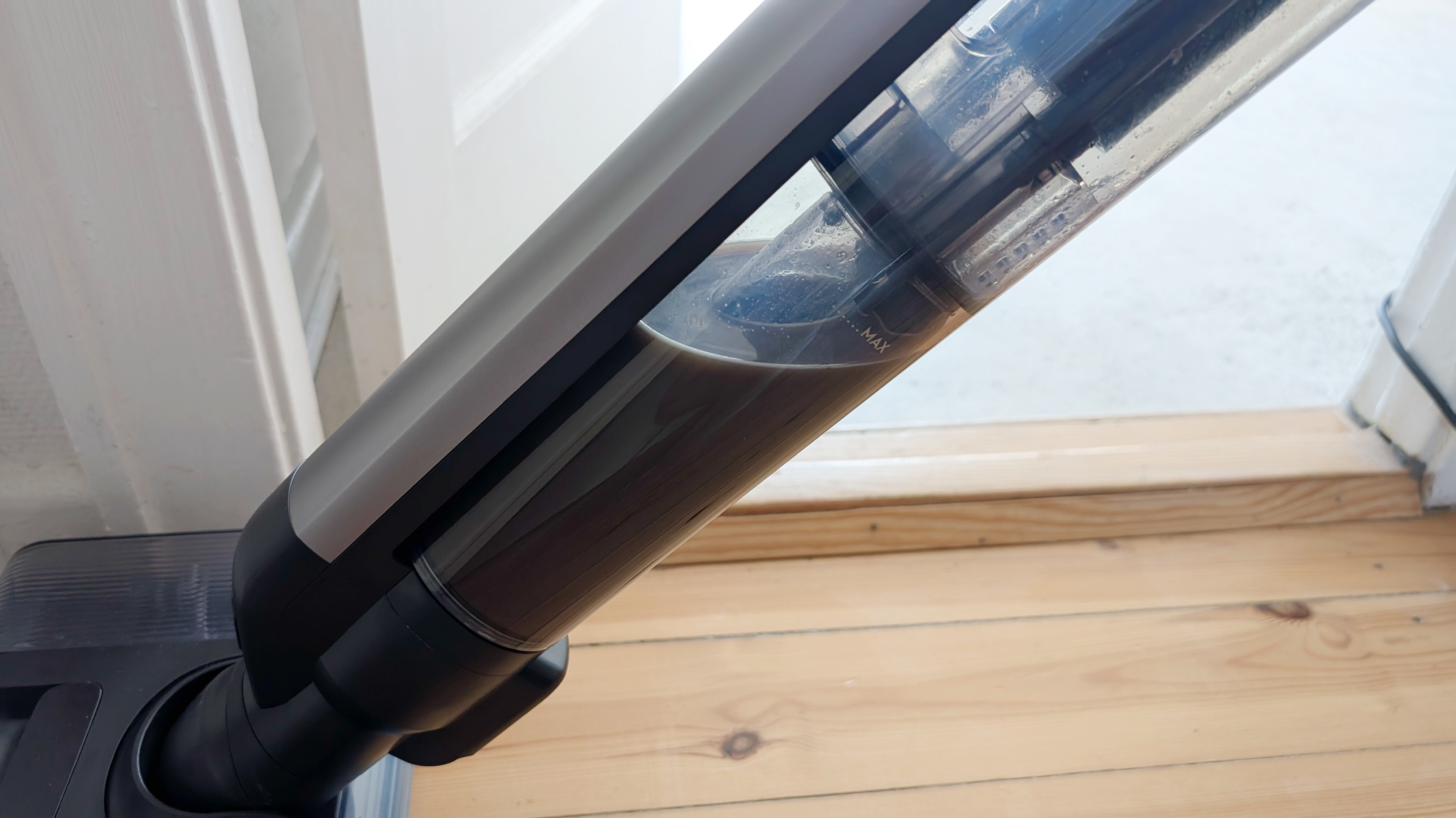 Electrolux 800 Wet&amp;amp;Dry med fyldt spildevandsbeholder p&amp;aring; et tr&amp;aelig;gulv.