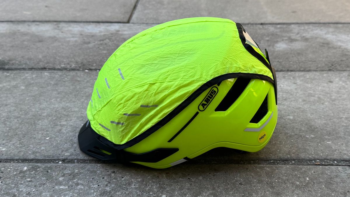A side-on view of the Abus Pedelec 2.0 MIPS with rain cover attached