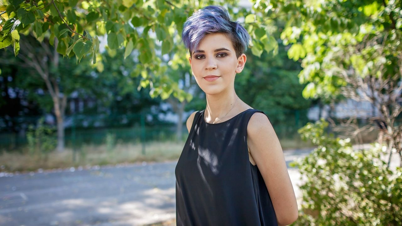 woman wearing black tank top