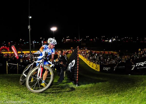 Katerina Nash (Luna Pro Team) alone on the front of the race.