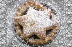Icing sugar on a mince pie