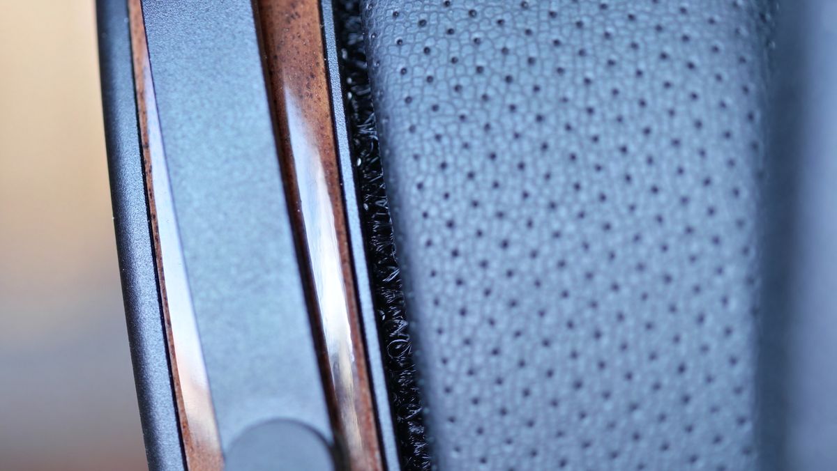Fosi Audio i5 headphones Walnut and perforated leather components
