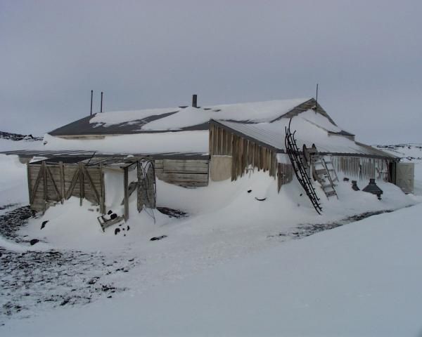 cape-evans-hut-110110-02