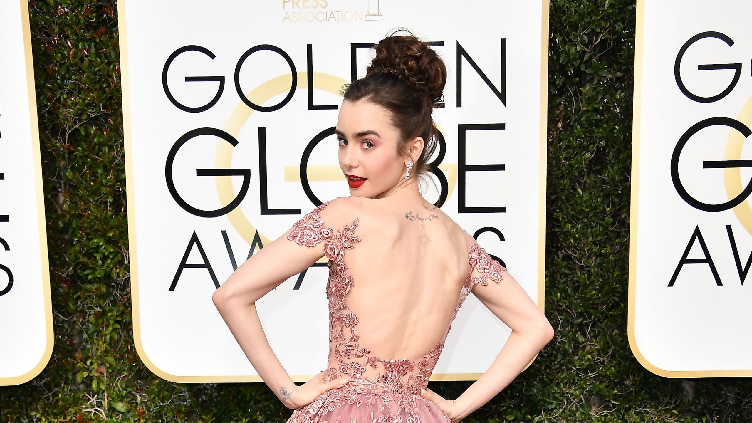 Lily Collins Is One of the 2017 Golden Globes Red Carpet's Best Looks |  Marie Claire