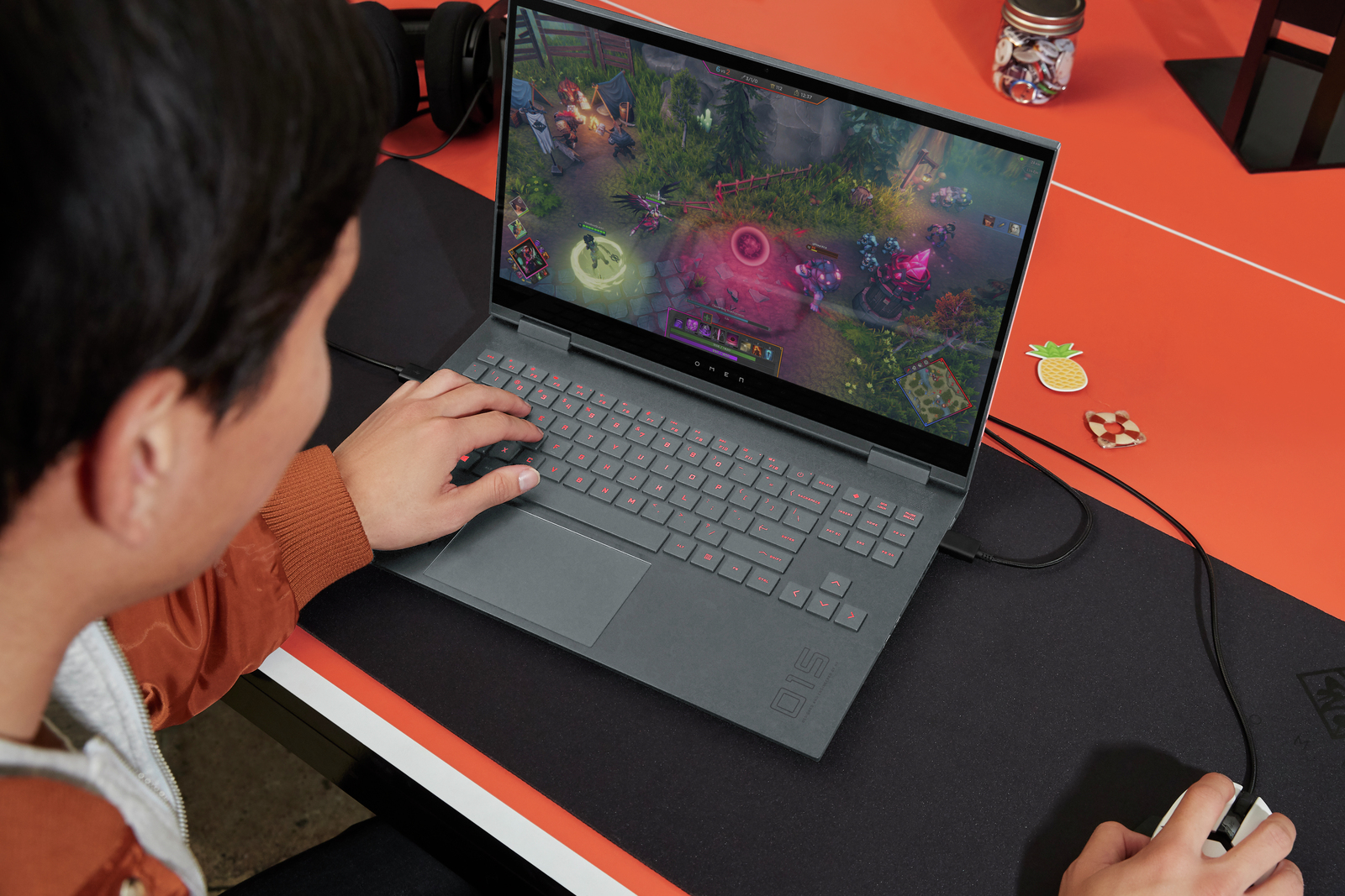 Person spelar på HP Omen 15 på skrivbord.