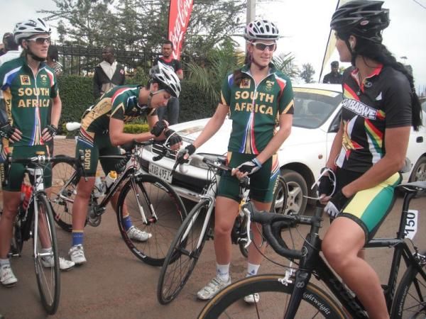 The South African team talks with Linda Davidson from Zimbabwe.