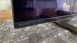 Een close-up van de bezel op de Sony A80L