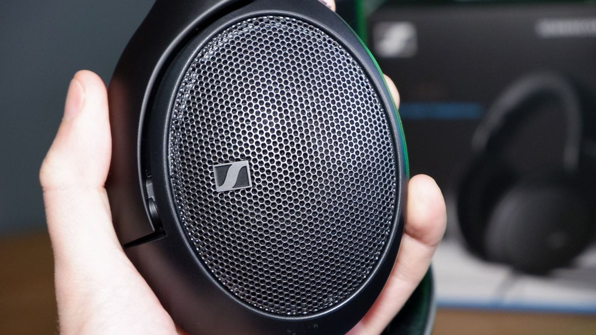 A pair of Sennheiser HD 550 headphones sat in front of its packaging.