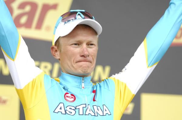 Alexander Vinokourov (Astana) salutes the crowd