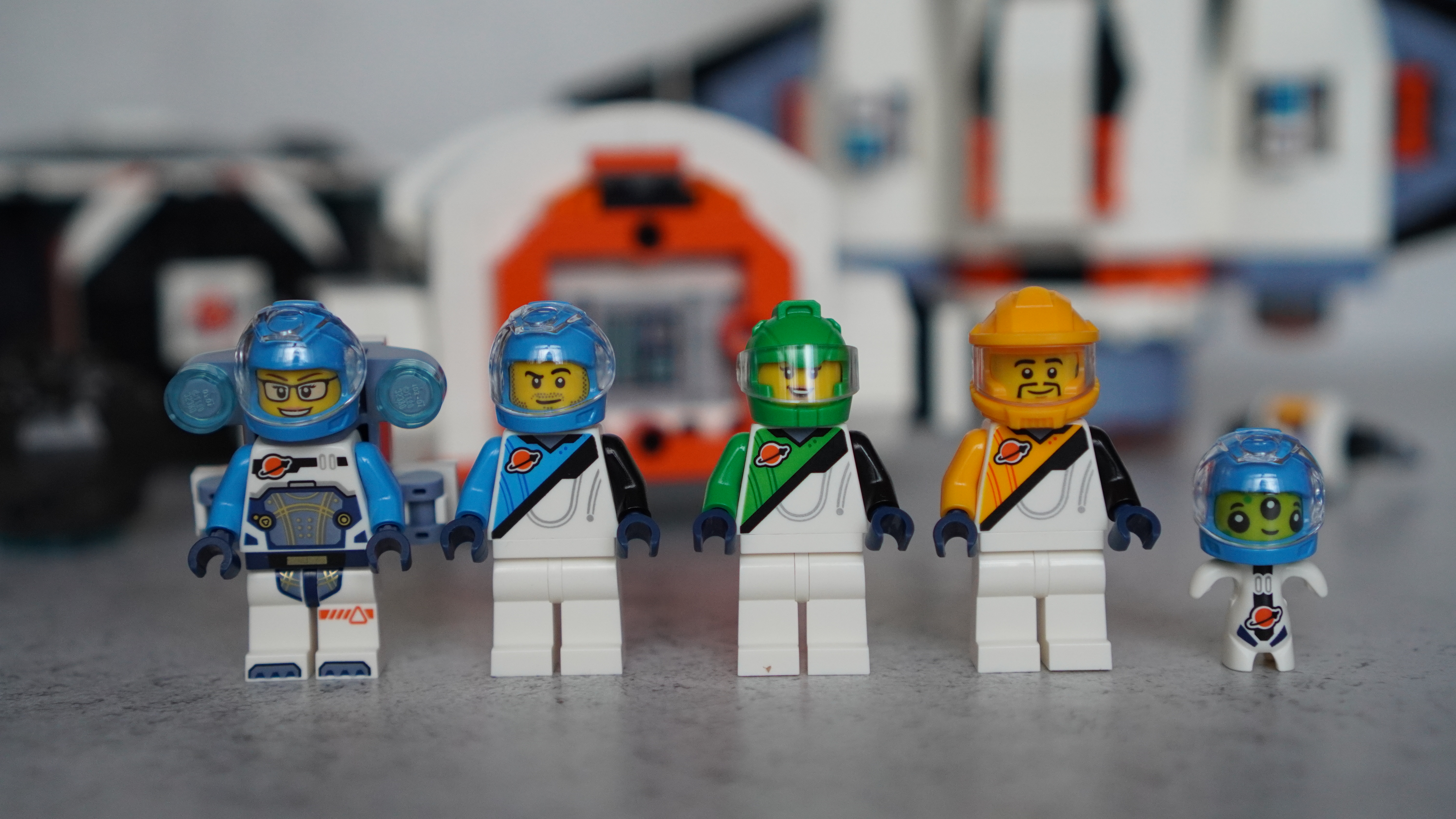 Lego City Modular Galactic Spaceship minifigures