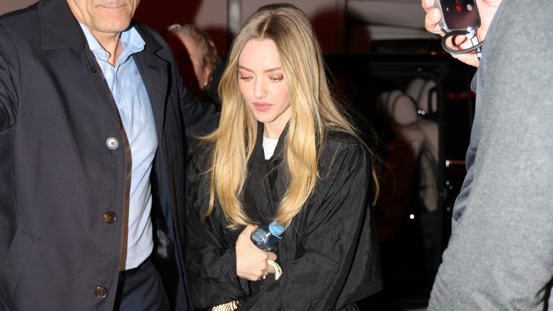 Amanda Seyfried Metallic Bag trend