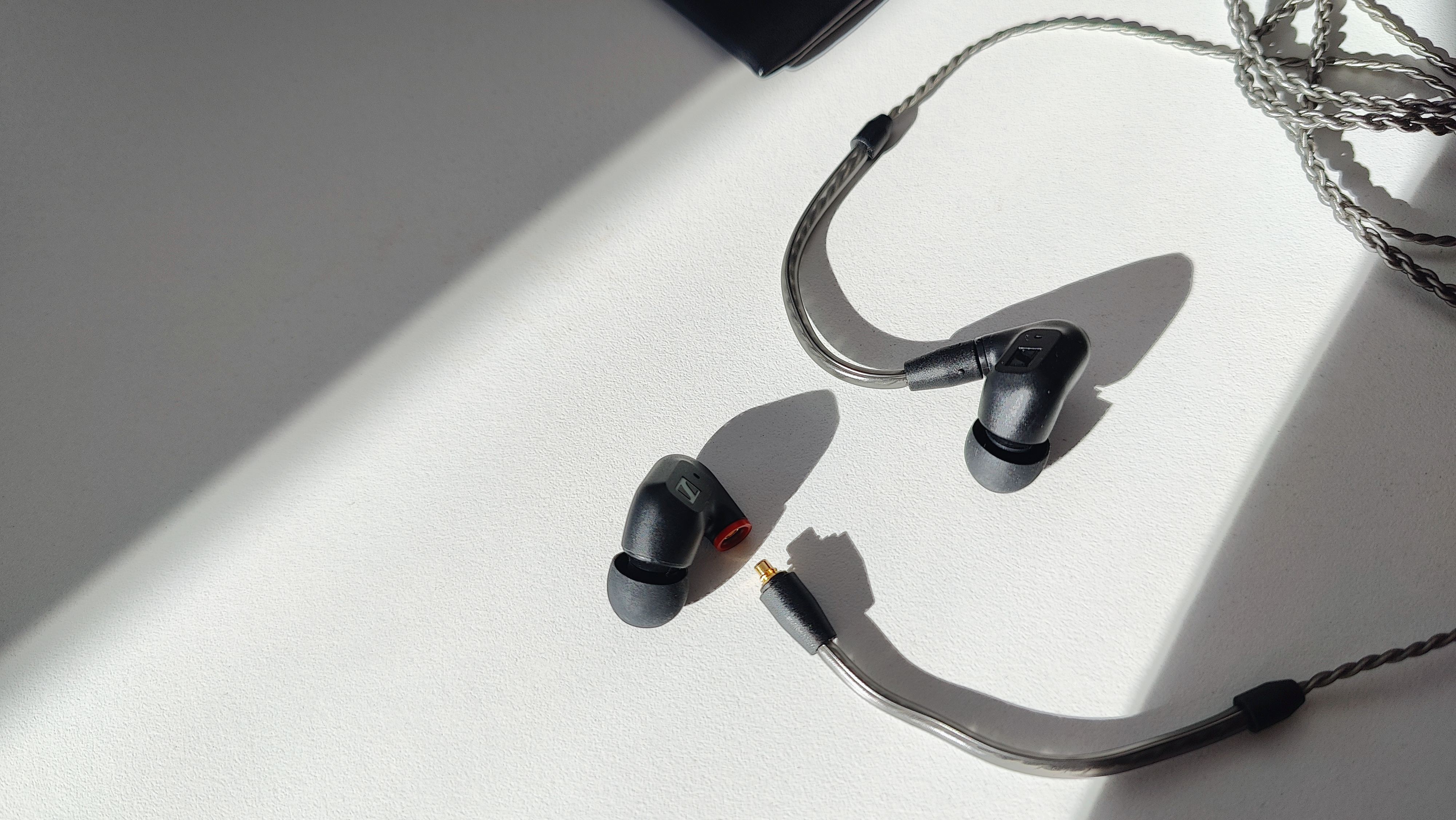 Sennheiser IE 200 med selve høretelefonen adskilt fra ledningen.