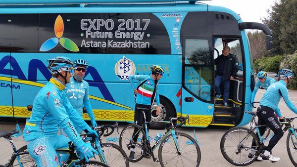 Vincenzo Nibali puts on some extra layers