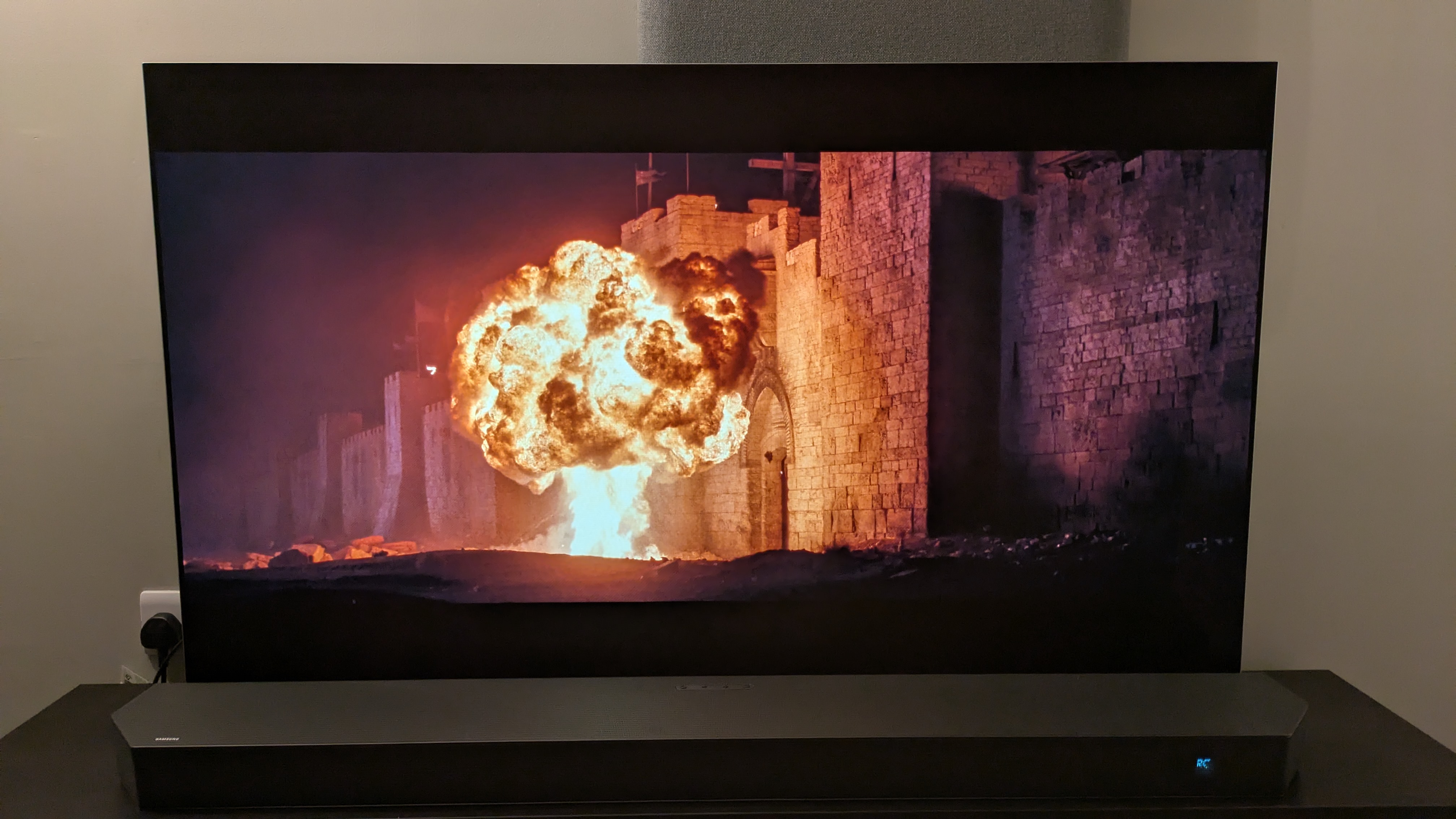 LG G5 with Kingdom of Heaven 4K Blu-ray explosion on screen