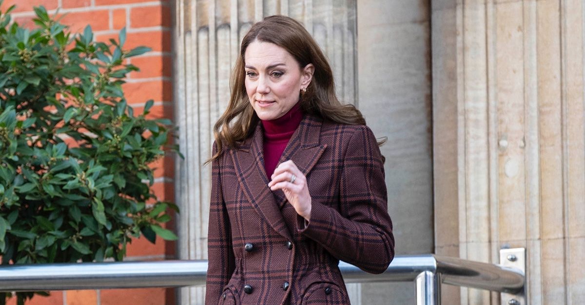 Kate Middleton a troqué ses escarpins en cuir noir contre une couleur et un matériau bien plus tendance