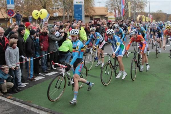 The U23 men in action early in their race.