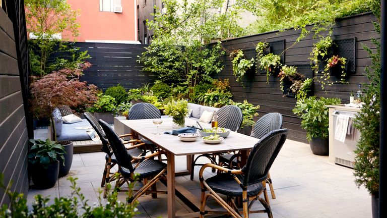 由Manfapers / Backyard Envy的詹姆斯Desantis设计的城市花园