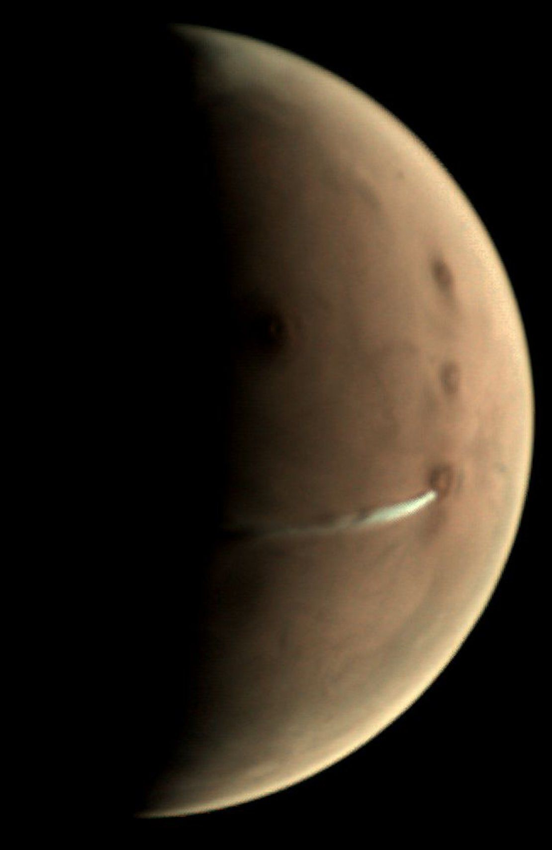 There's a Strange Cloud on Mars Right Now, and It's Just Hanging Around