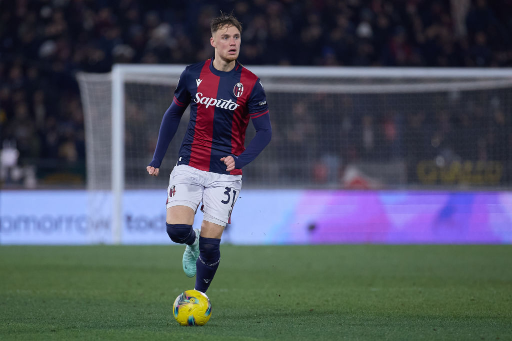 Sam Beukema of Bologna FC runs with the ball during the Serie A match between Bologna and AS Roma at Stadio Renato Dall'Ara on January 12, 2025 in Bologna, Italy.