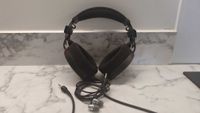 A picture of the Rode NTH-100 and Blukar K9201
